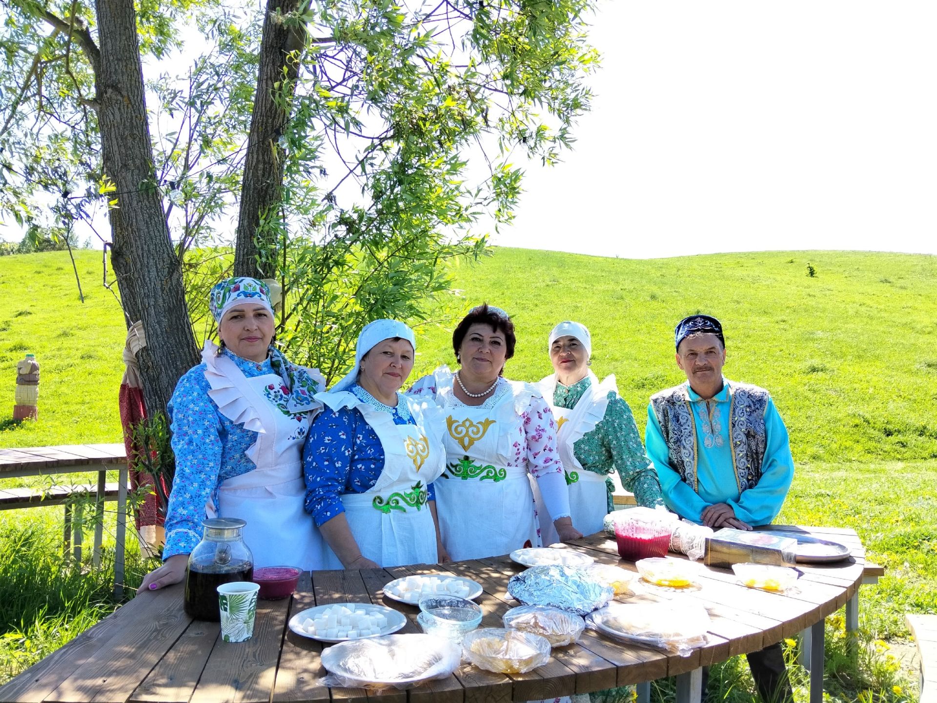 Каюм Насыйри эзләреннән: Кече Шырдан авылында Бөтендөнья татар конгрессыннан кунаклар каршы алдылар