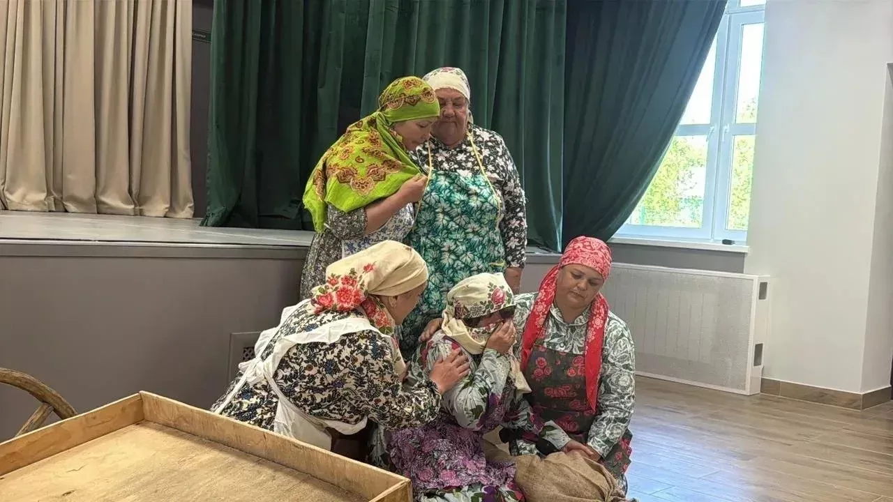 Норлат мәдәният йорты каршында эшләп килүче «Нур» халык театры Бөтендөнья татар конгрессы кунакларын каршлы алды