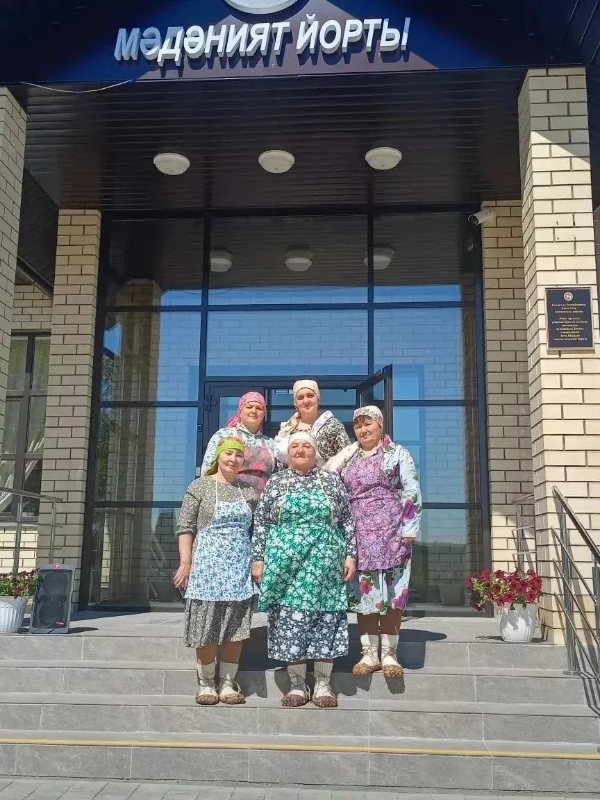 Норлат мәдәният йорты каршында эшләп килүче «Нур» халык театры Бөтендөнья татар конгрессы кунакларын каршлы алды
