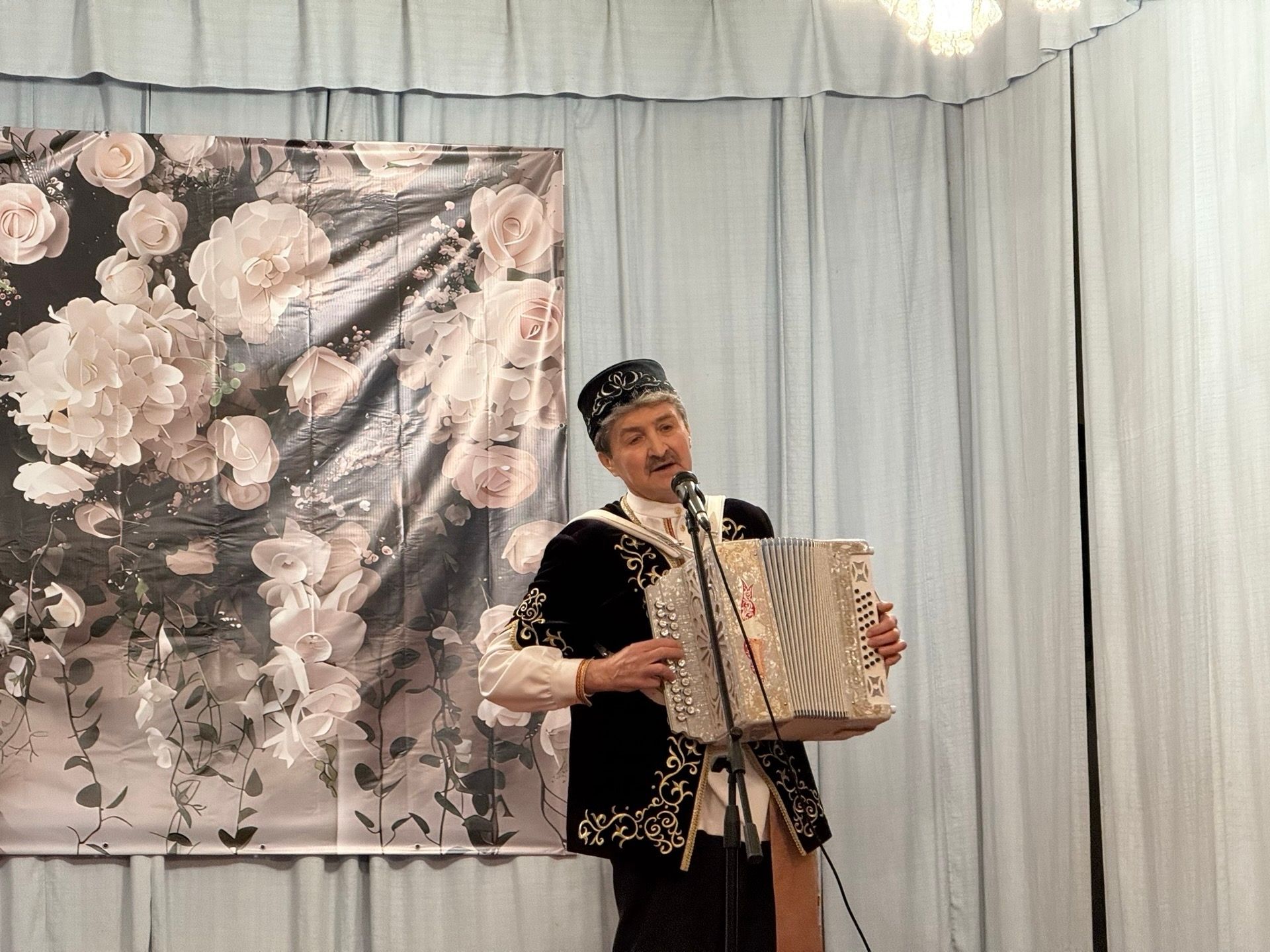 Тау Иле мәдәният йортында моңлы кичә: «Ышаныч» төркеме хәйрия концерты белән чыгыш ясады