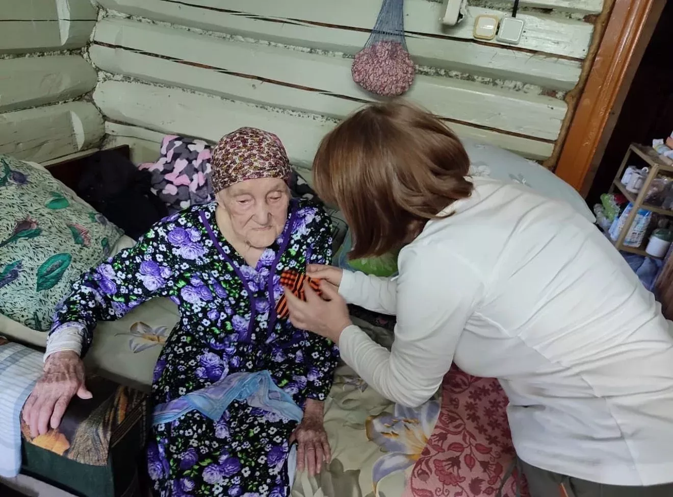 Рус-мари Кавалы авылында яшәүче Екатерина Федорованы Җиңү бәйрәме белән котладылар
