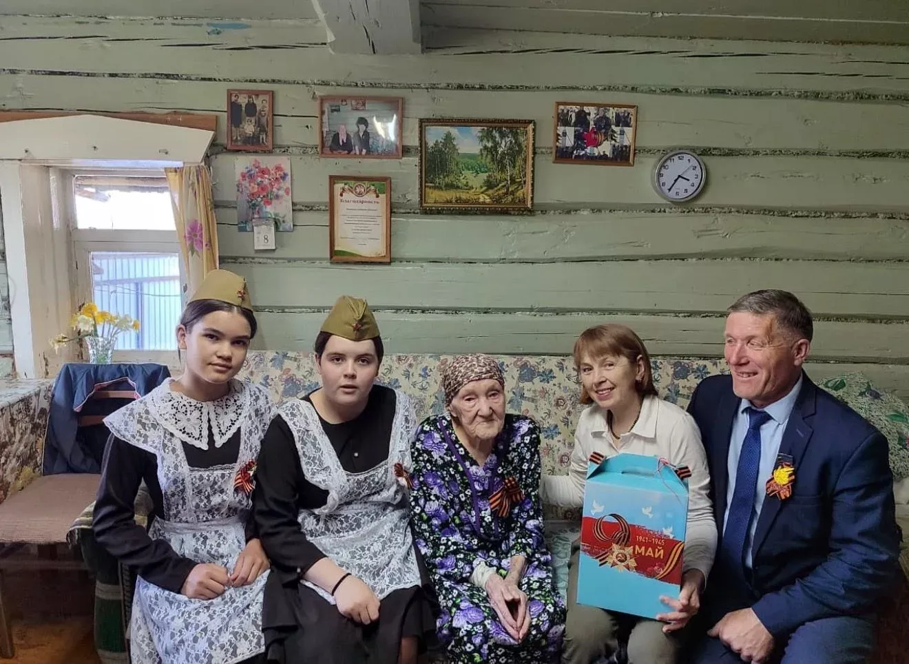Рус-мари Кавалы авылында яшәүче Екатерина Федорованы Җиңү бәйрәме белән котладылар