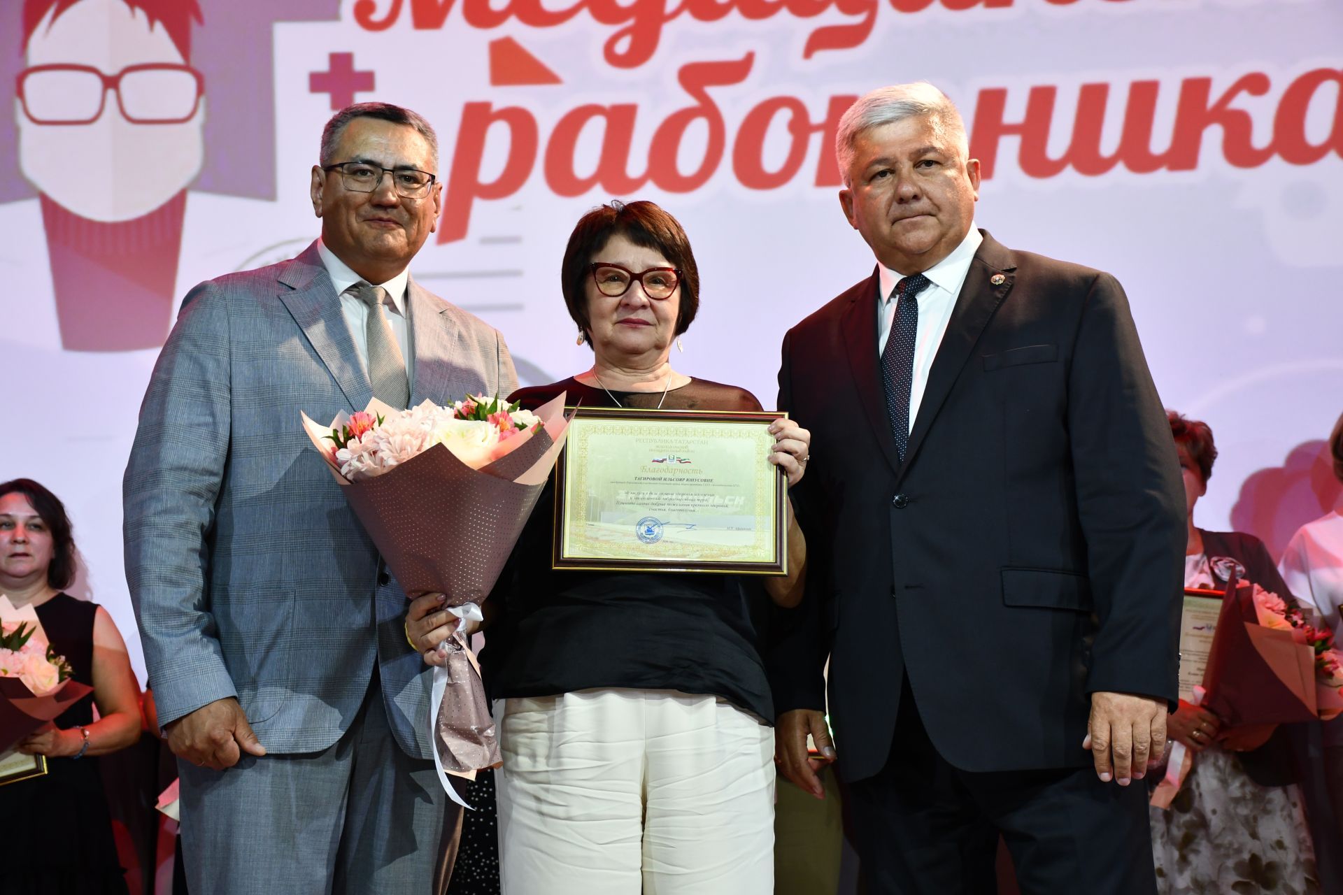 Ак халатлы фәрештәләр: Бүген Яшел Үзәндә медицина хезмәткәрләрен котладылар