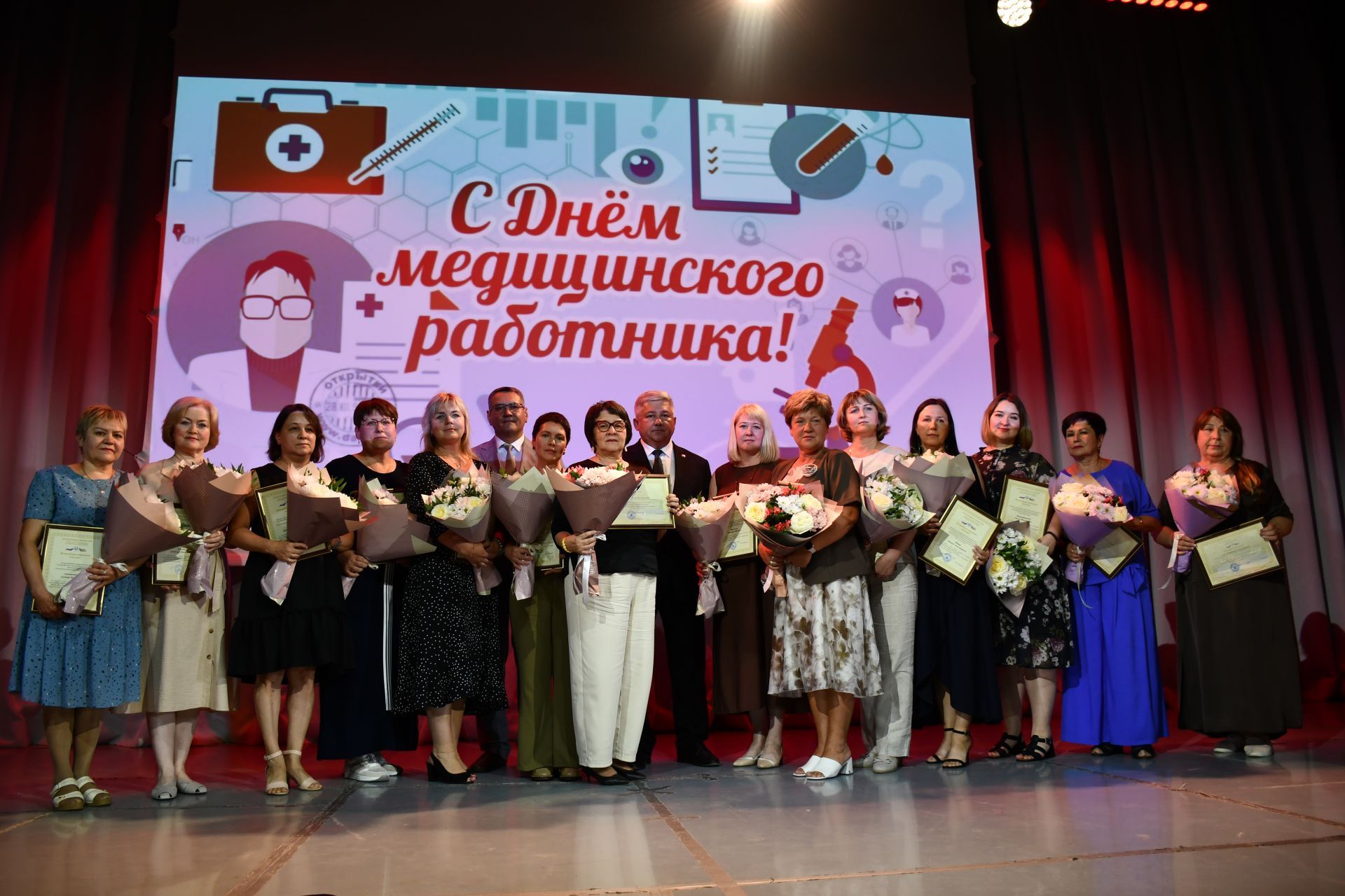 Ак халатлы фәрештәләр: Бүген Яшел Үзәндә медицина хезмәткәрләрен котладылар