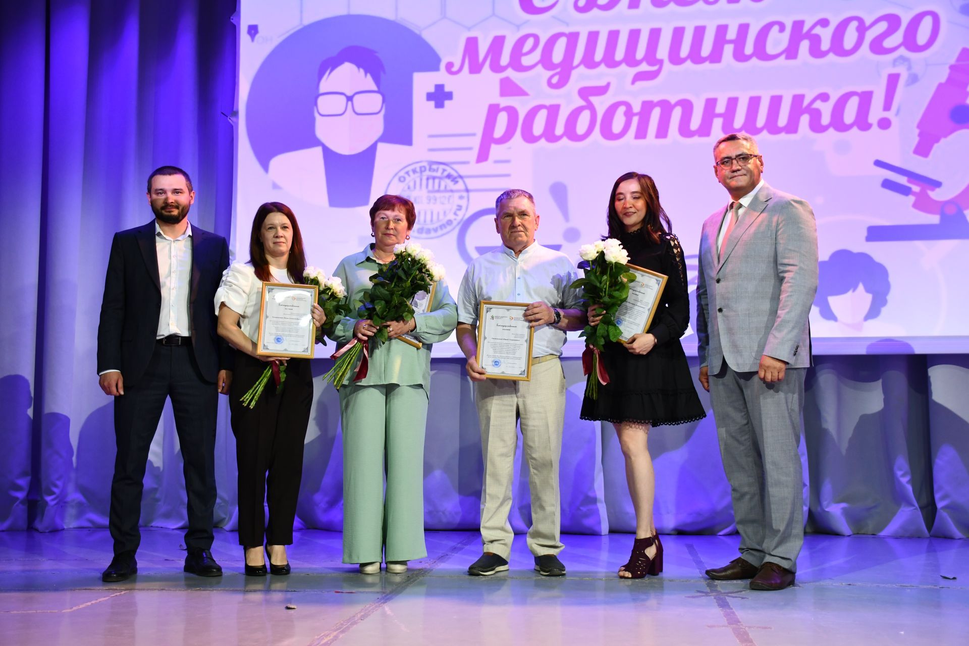 Ак халатлы фәрештәләр: Бүген Яшел Үзәндә медицина хезмәткәрләрен котладылар