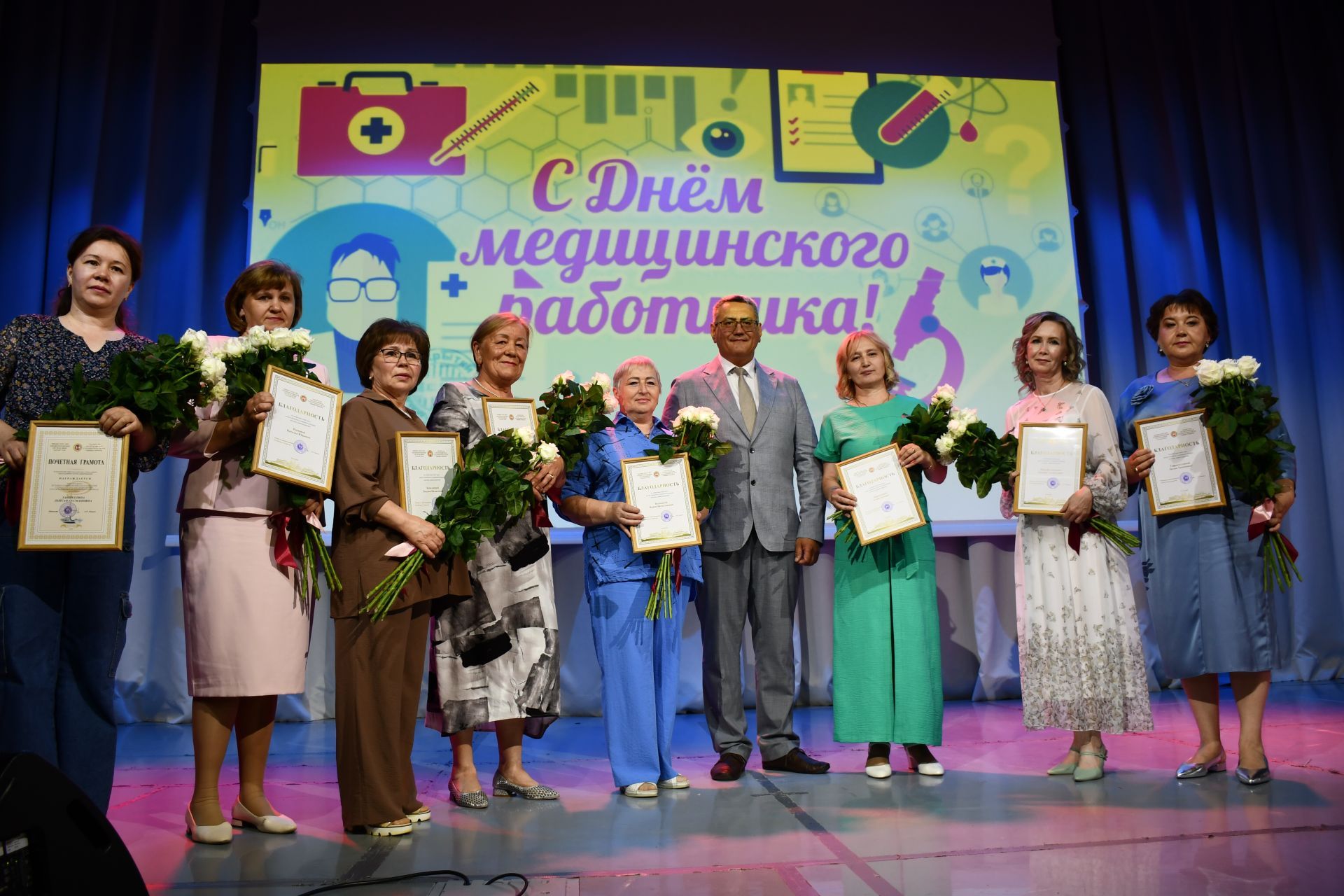 Ак халатлы фәрештәләр: Бүген Яшел Үзәндә медицина хезмәткәрләрен котладылар