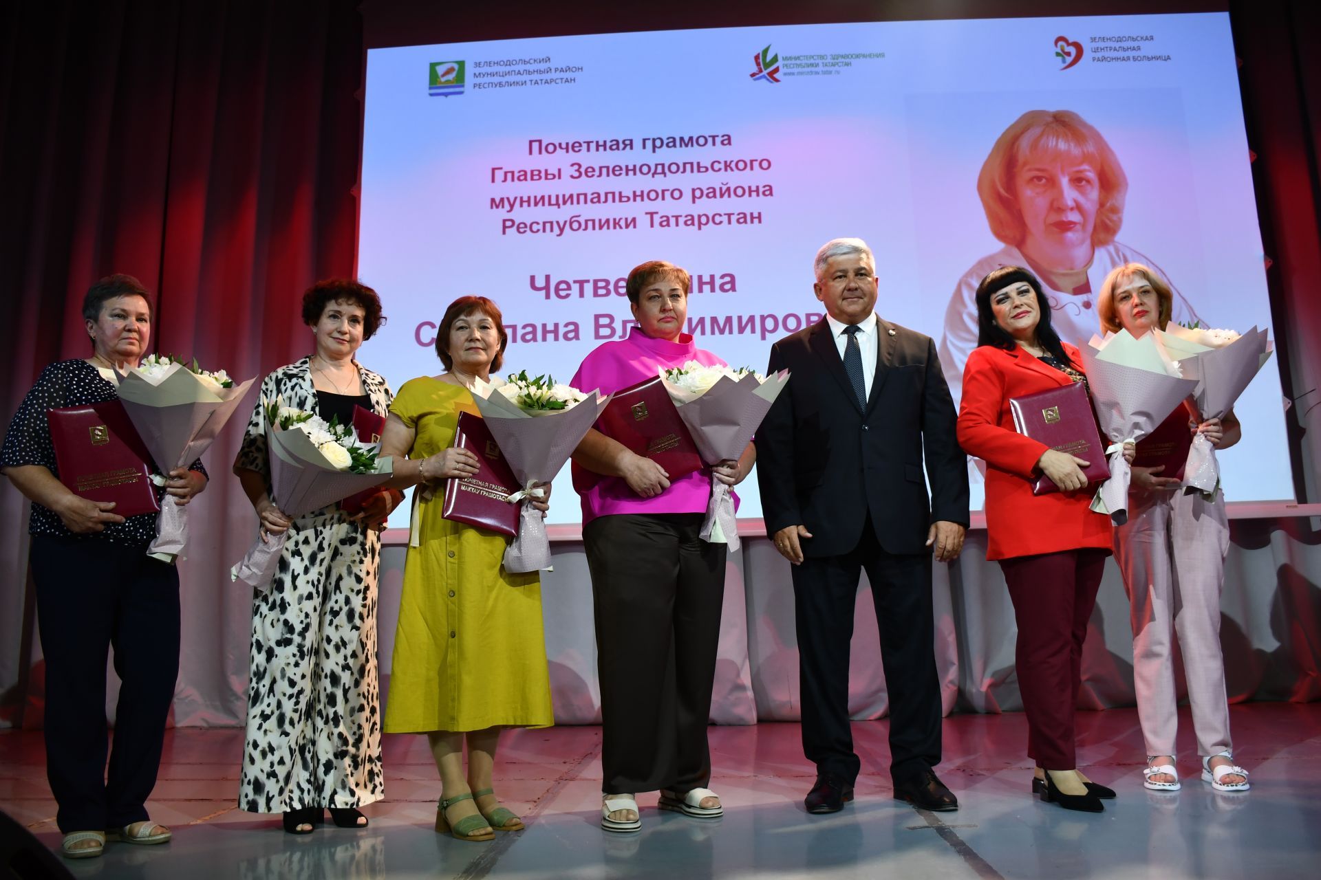 Ак халатлы фәрештәләр: Бүген Яшел Үзәндә медицина хезмәткәрләрен котладылар