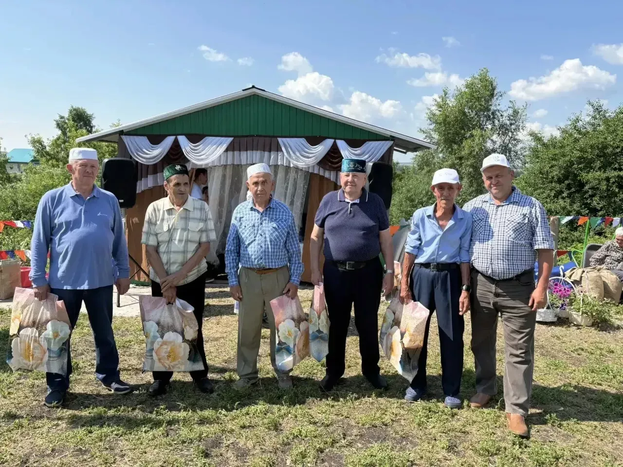 Батырларны хөрмәтләү, җыр-моң һәм шигырьләр: Олы Шырданда Авыл көне узды