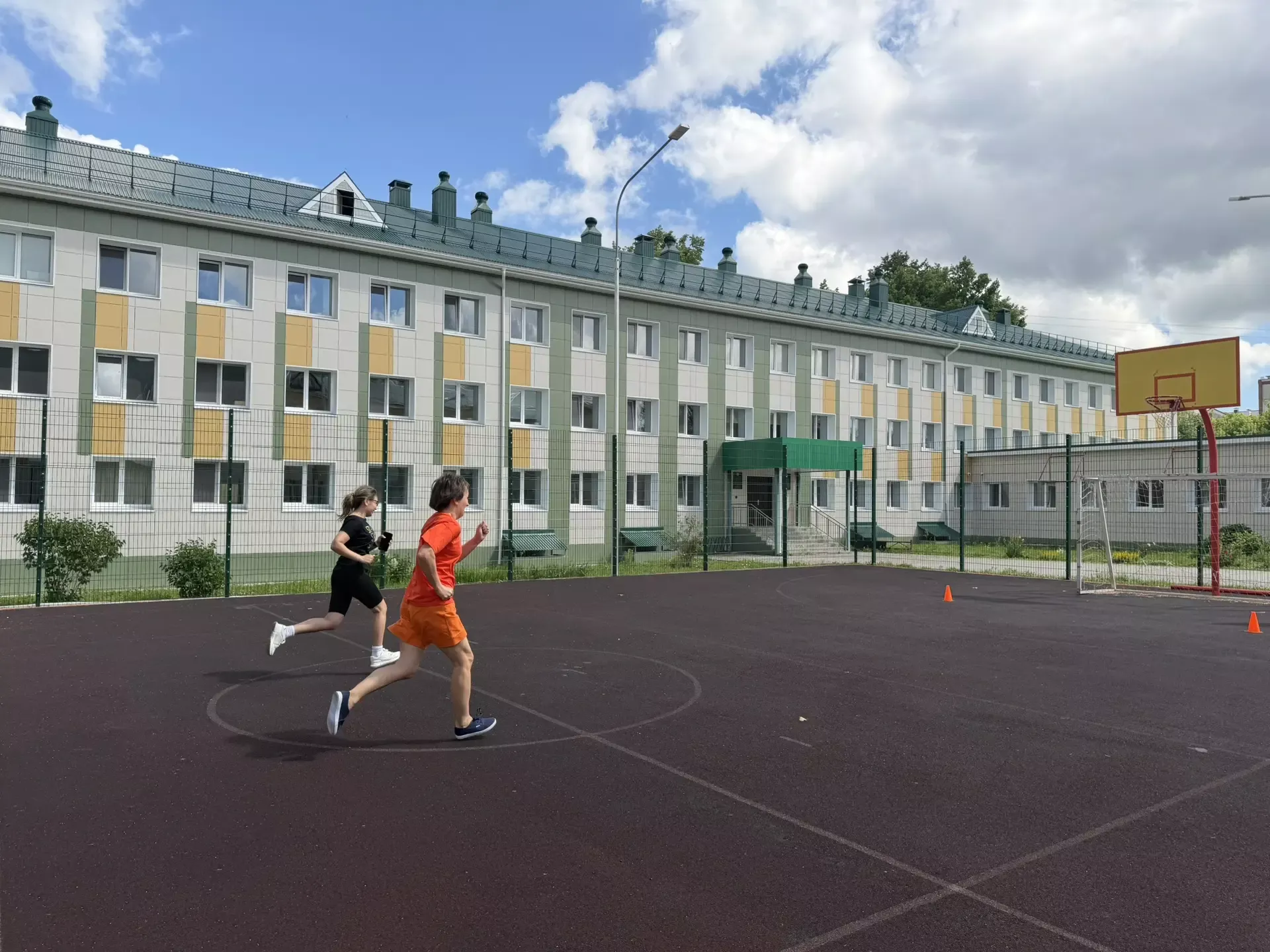 ГТОга гаилә белән старт: Яшел Үзән хастаханәсенең кадрлар бүлеге хезмәткәрләре балалар белән бергә көн үткәрде