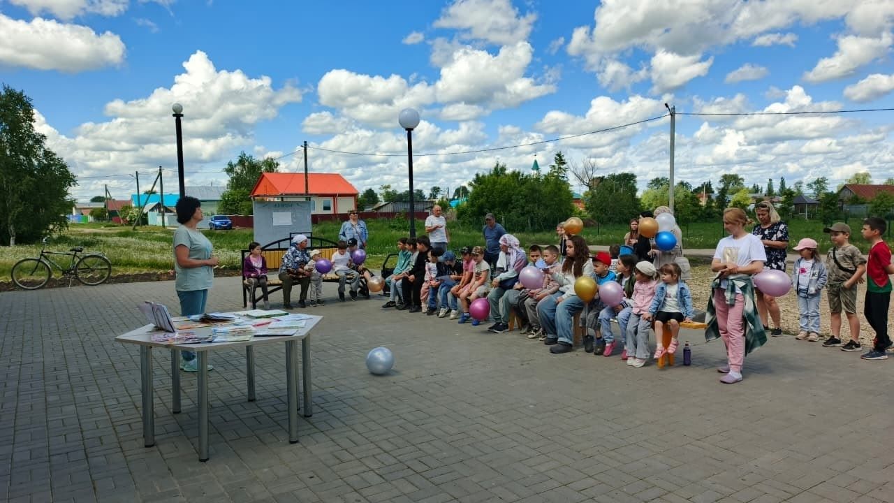 Мулла Иле мәдәният йорты янында китапханә белән берлектә балалар өчен бәйрәм оештырдылар