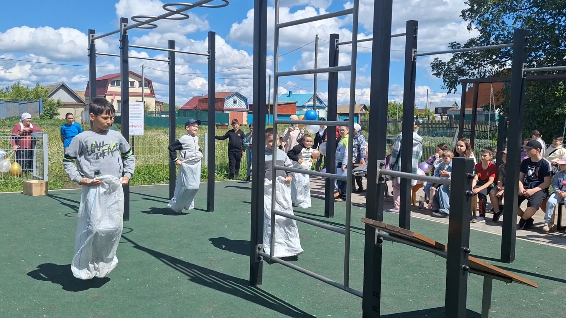 Мулла Иле мәдәният йорты янында китапханә белән берлектә балалар өчен бәйрәм оештырдылар