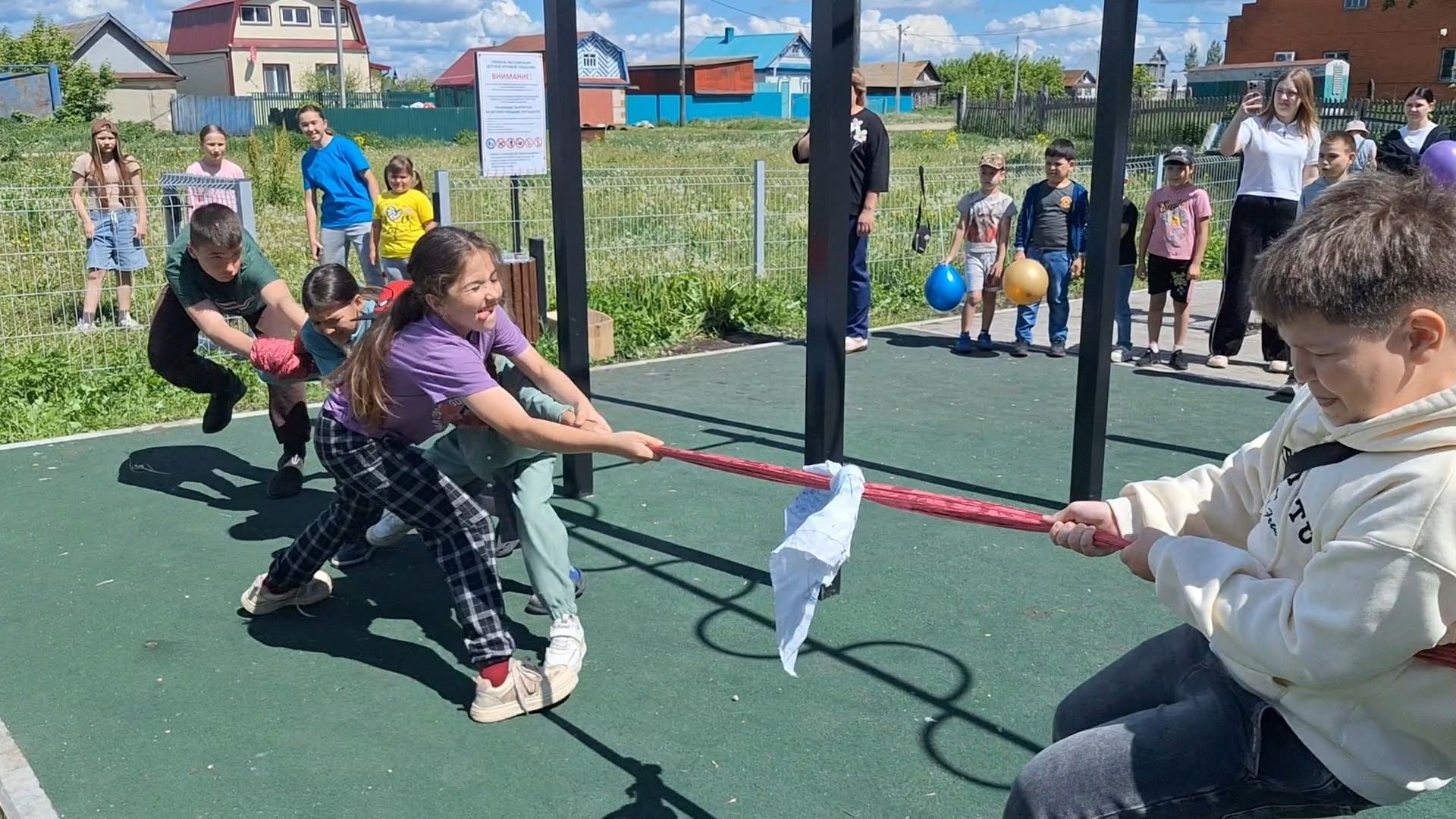 Мулла Иле мәдәният йорты янында китапханә белән берлектә балалар өчен бәйрәм оештырдылар