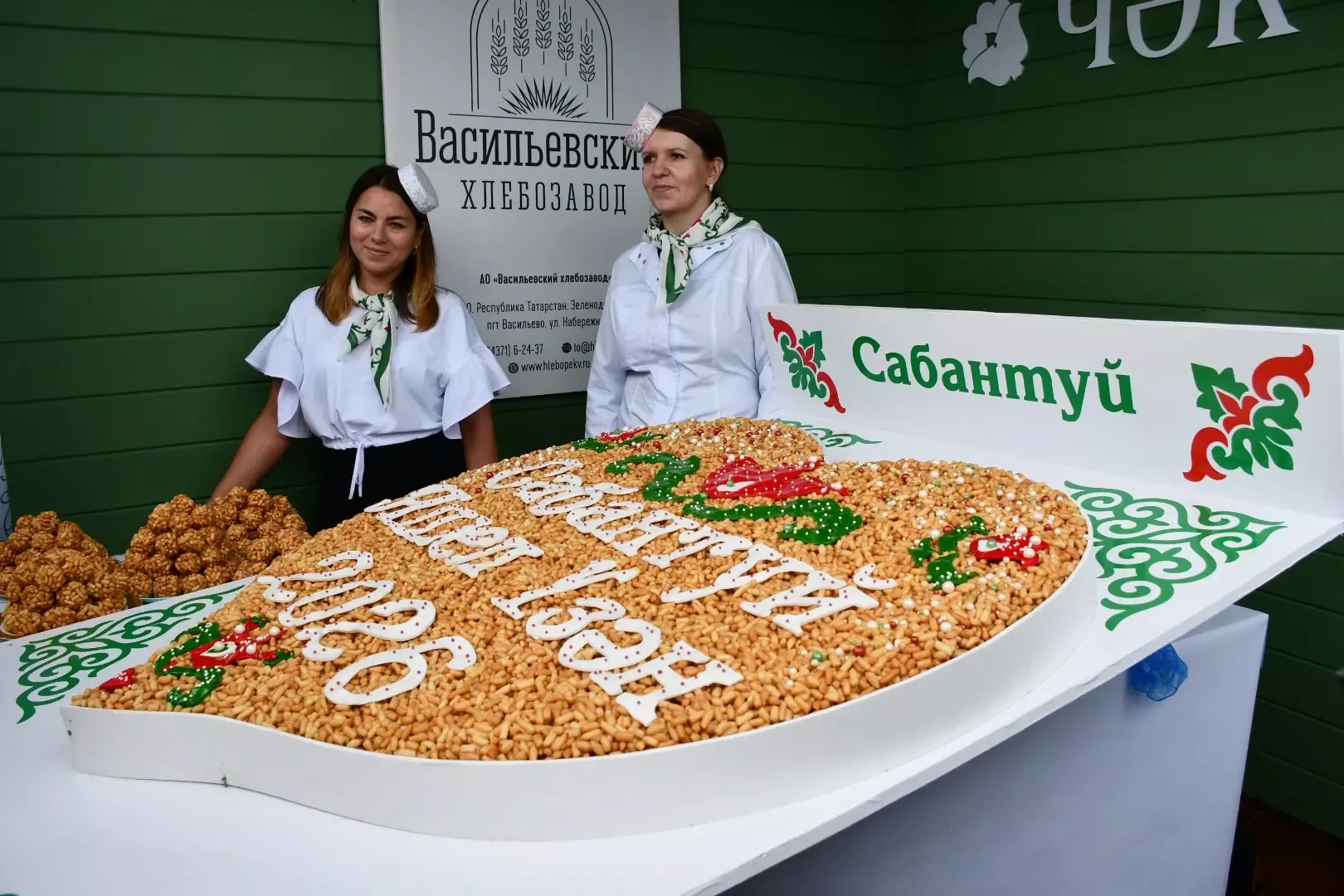 Казан Сабан туенда Яшел Үзән районы ишегалдында Татарстан Республикасы Рәисе Рөстәм Нургали улы Миңнеханов кунак булды