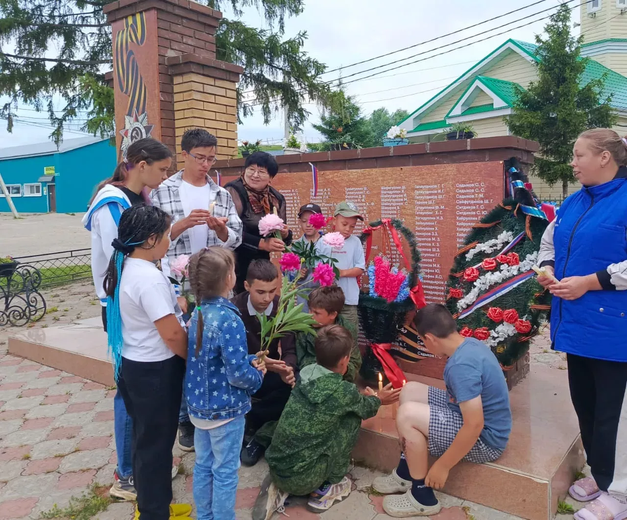 Олы Яке авылы обелискы янында «Хәтер шәме» акциясе узды