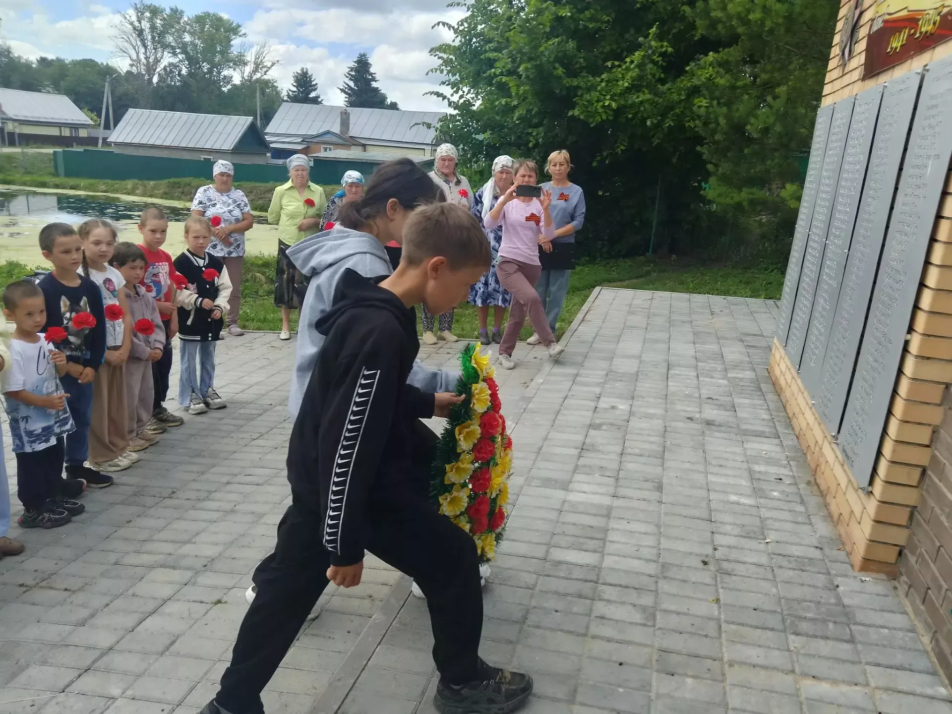 Бакырчы авылы «Бер минут тынлык» һәм «Хәтер шәме» акцияләренә кушылды