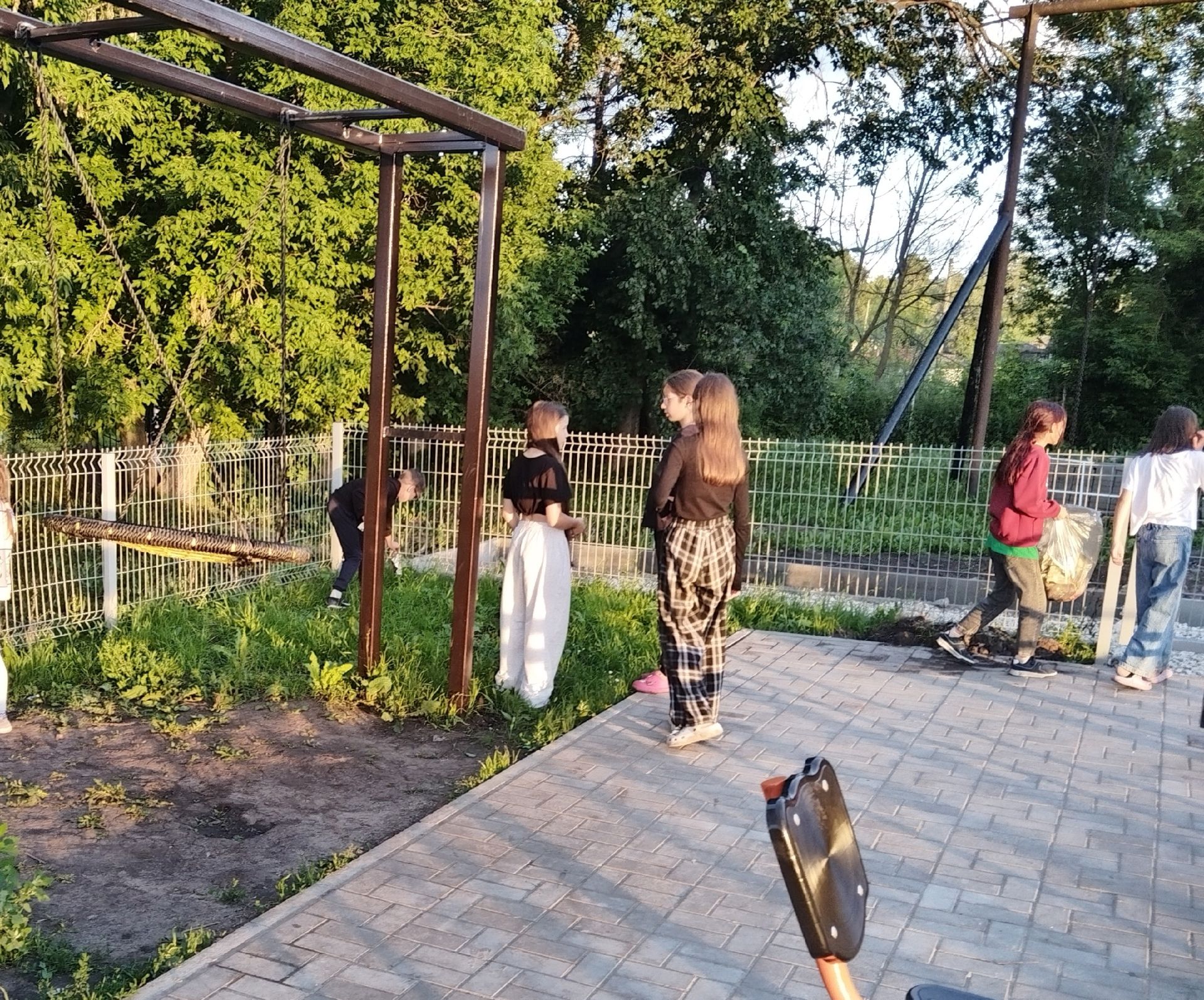 Хезмәт тәрбиясе – балачактан ук салына: Мулла Иле мәдәният йорты янында өмә узды