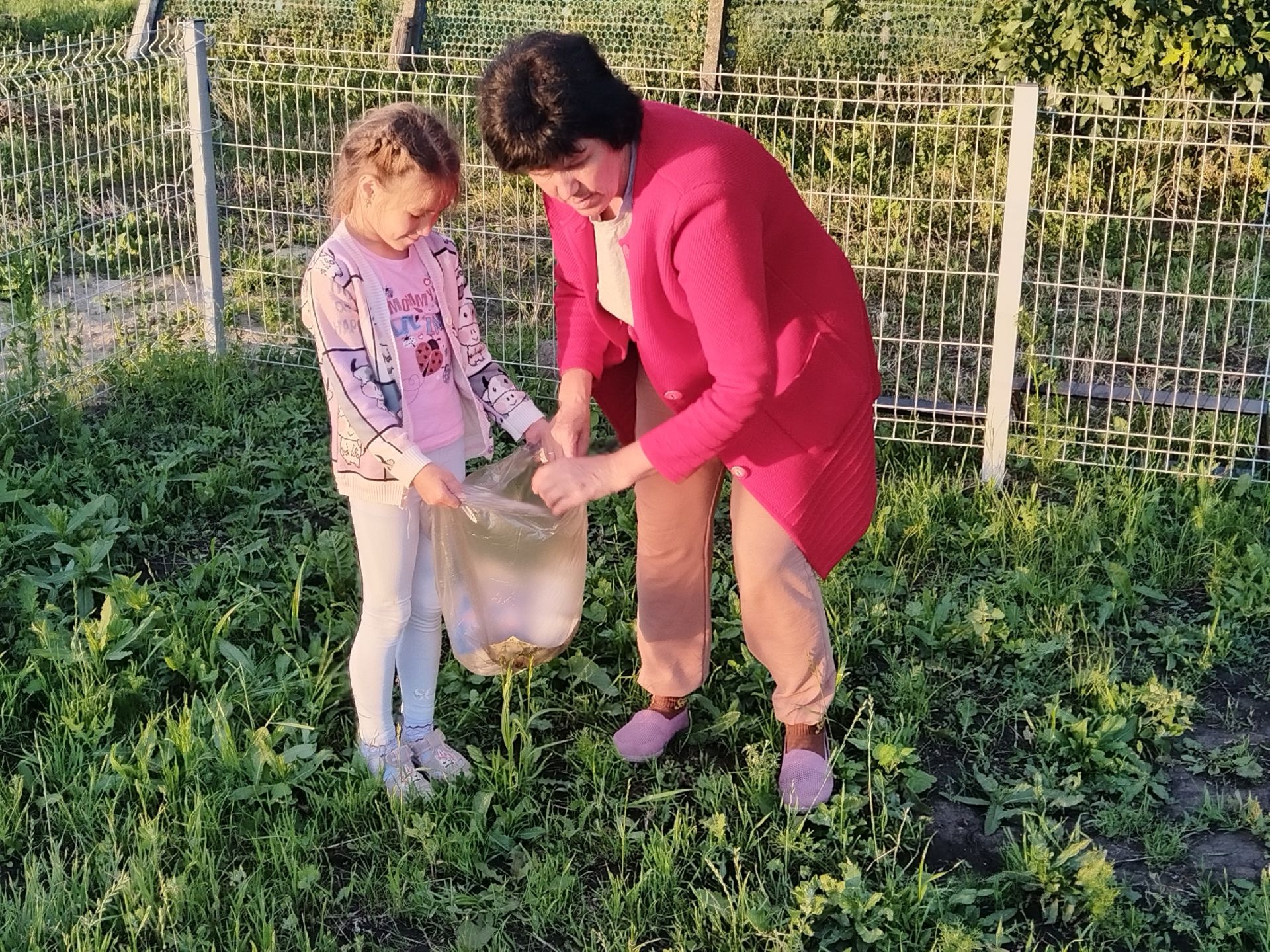 Хезмәт тәрбиясе – балачактан ук салына: Мулла Иле мәдәният йорты янында өмә узды