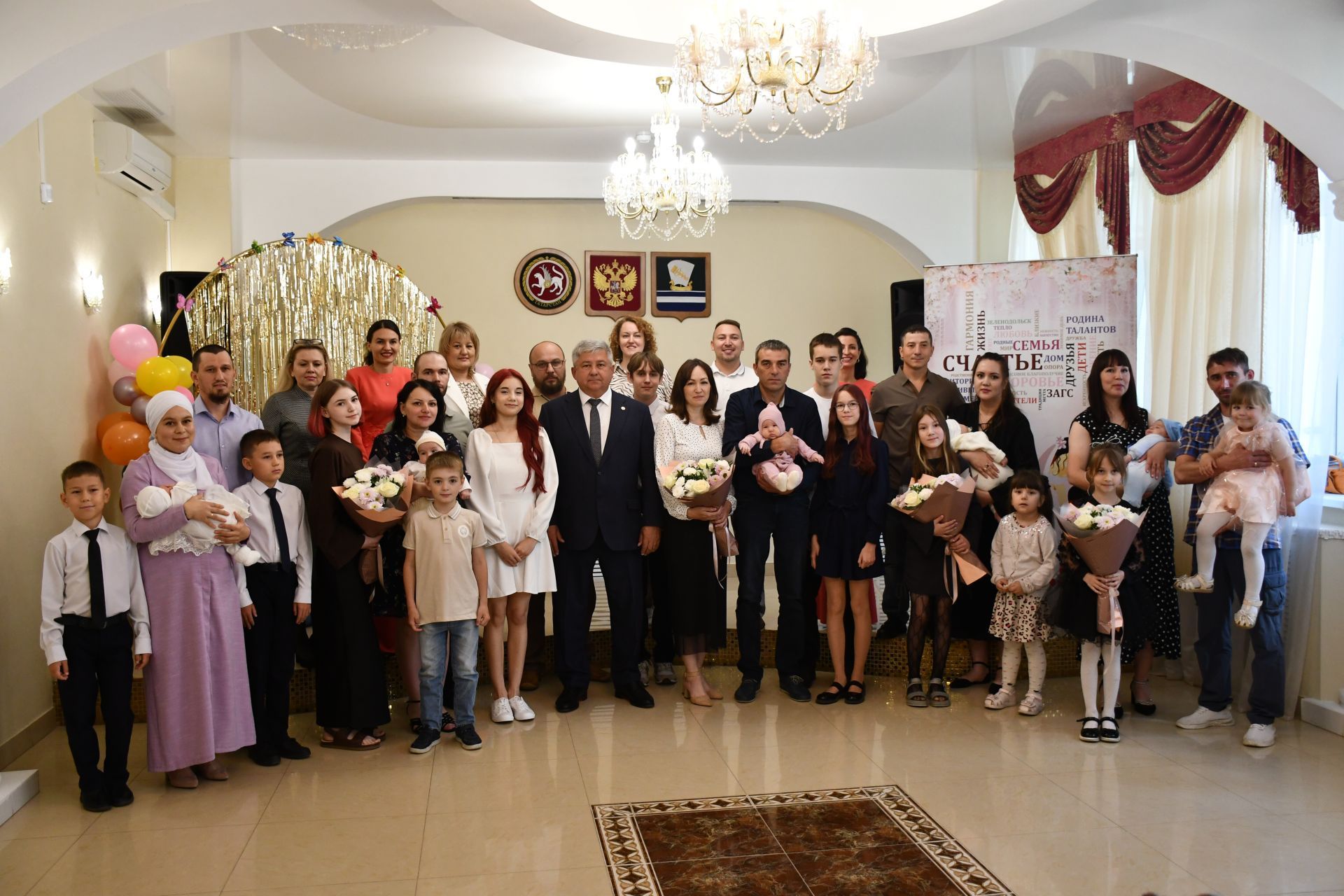 Балалы йортта бәхет яши: Яшел Үзәндә күпбалалы гаиләләрне хөрмәтләделәр
