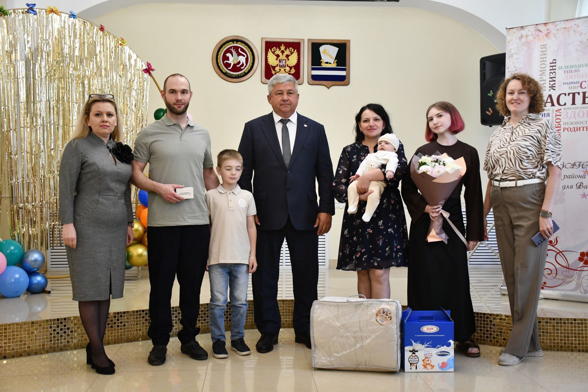 Балалы йортта бәхет яши: Яшел Үзәндә күпбалалы гаиләләрне хөрмәтләделәр