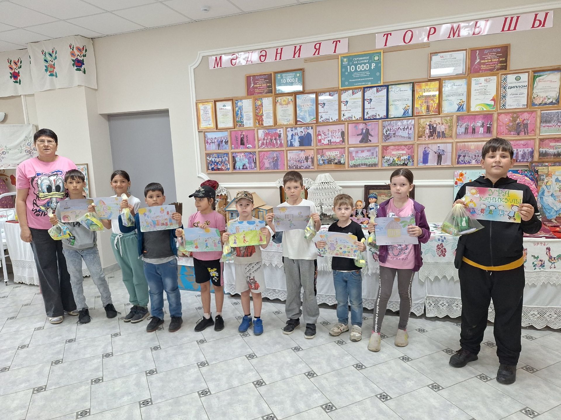 Мулла Иле мәдәният йортында «Ура, каникуллар!» дигән рәсем күргәзмәсе: балалар иҗаты һәм татлы призлар