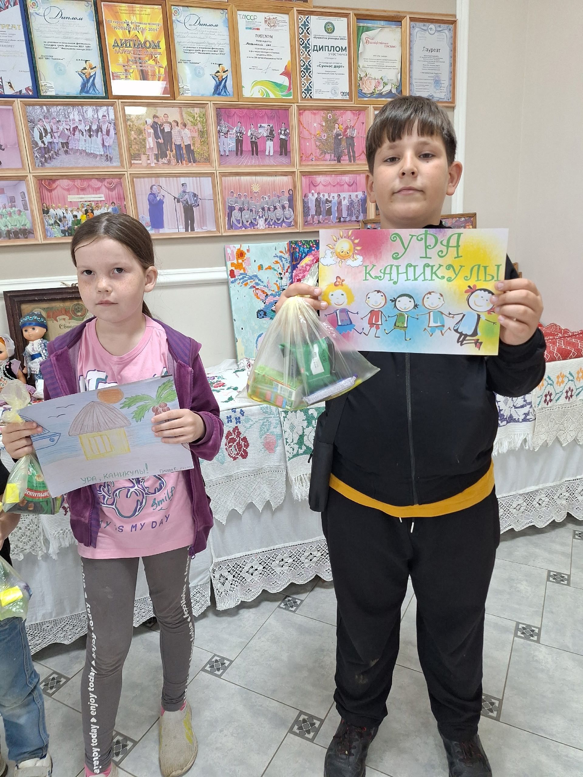 Мулла Иле мәдәният йортында «Ура, каникуллар!» дигән рәсем күргәзмәсе: балалар иҗаты һәм татлы призлар