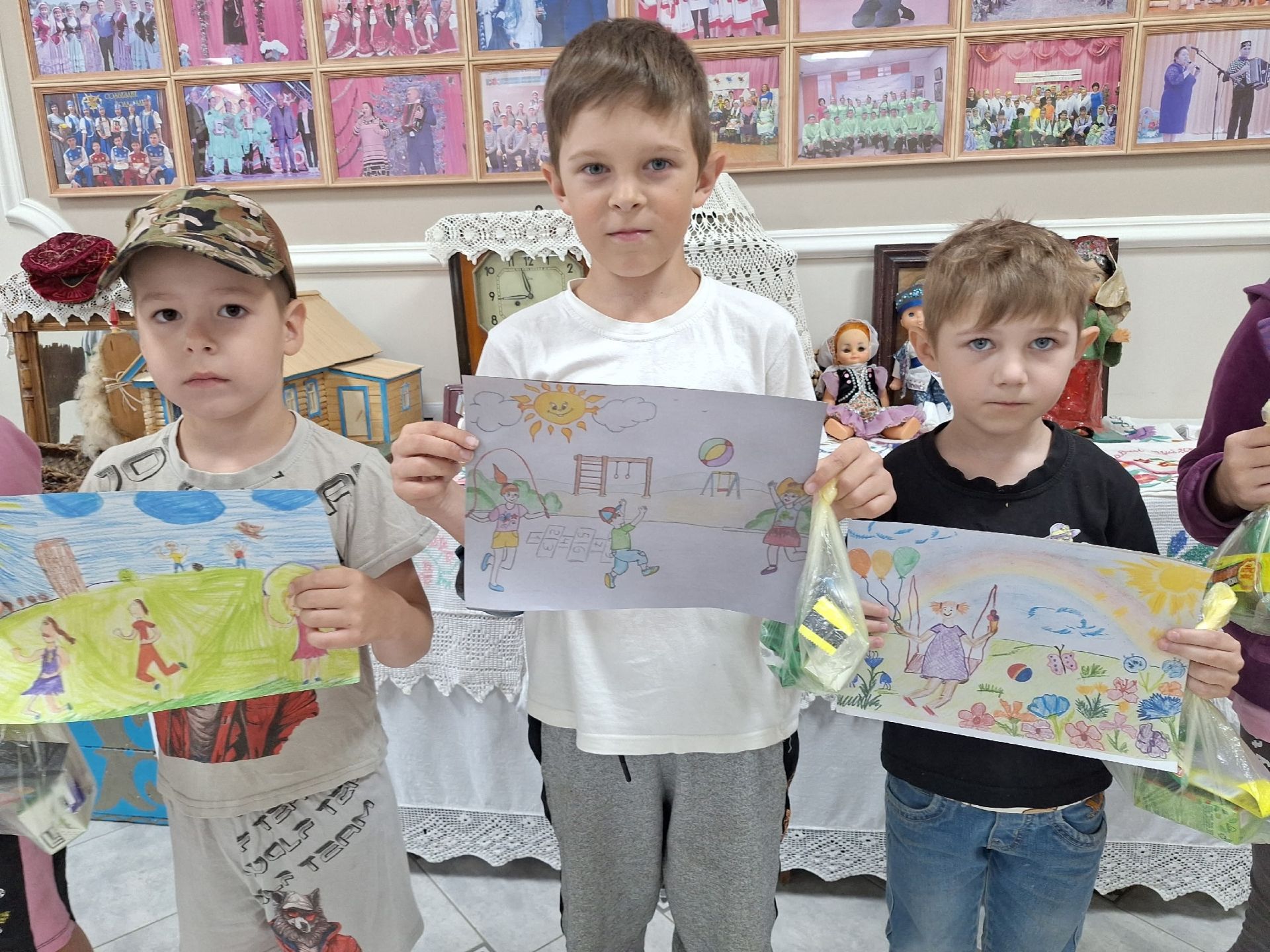 Мулла Иле мәдәният йортында «Ура, каникуллар!» дигән рәсем күргәзмәсе: балалар иҗаты һәм татлы призлар