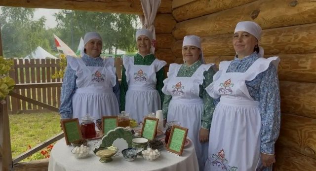 Бәйрәм мәйданына хөрмәтле кунаклар да килеп җитте