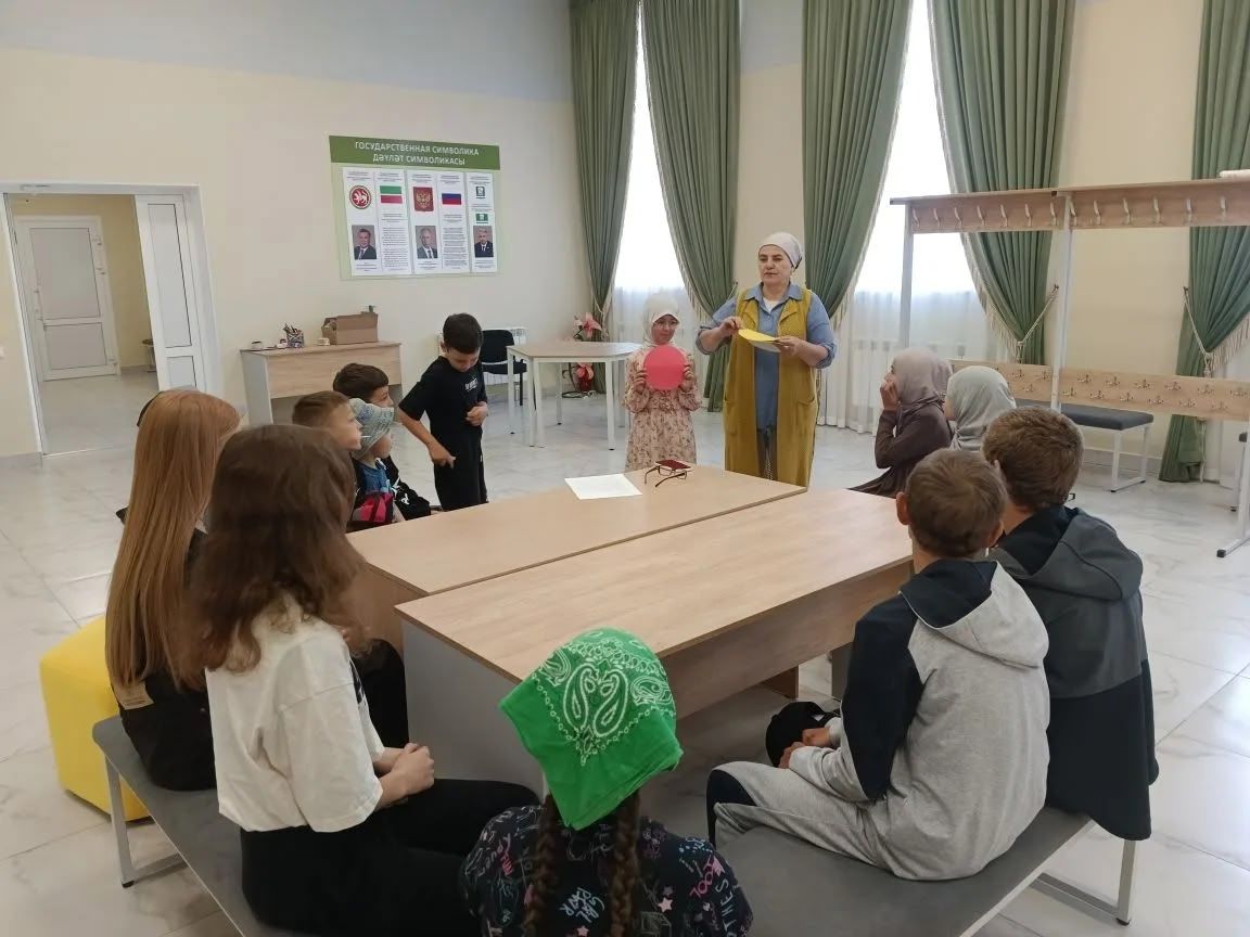 «Светофорның каникулы юк»: Олы Ачасырда юл хәрәкәте кагыйдәләре буенча белем бирү чарасы узды