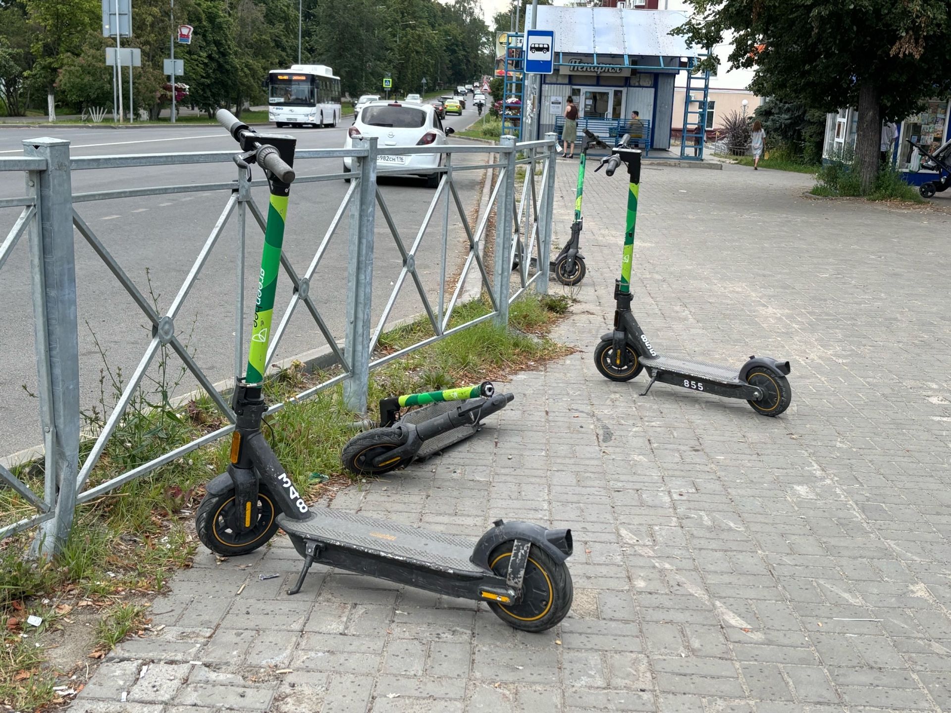 Яшел Үзәндә 15 яшьлек самокатчыны бәрдергәннәр