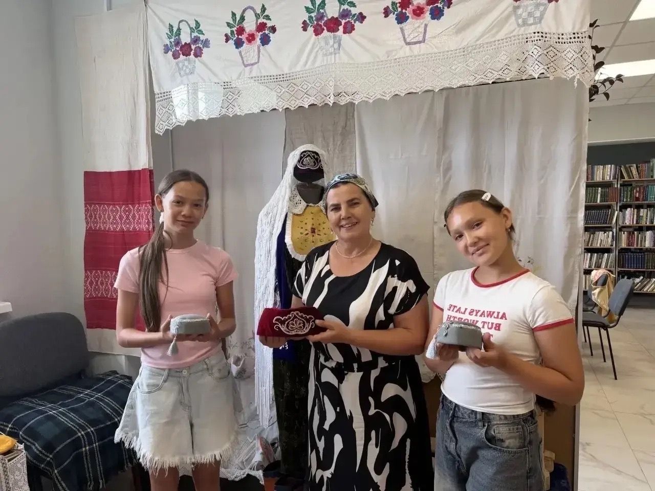 Олы Ачасыр кызлары калфак һәм камзул тегәргә өйрәнә