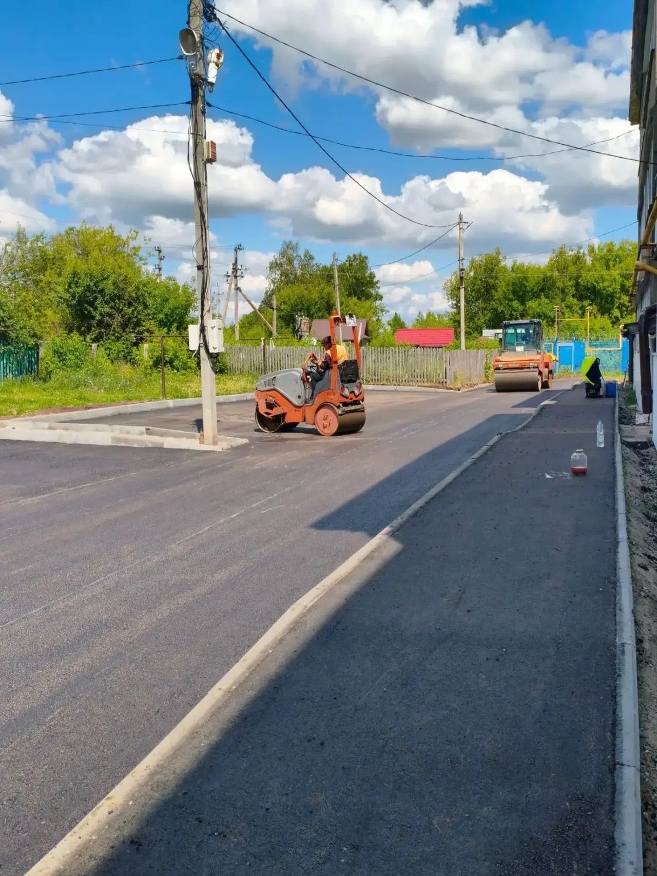 Норлат авылының Ленин урамы ишегалдына 30 ел көтелгән асфаль җәелде