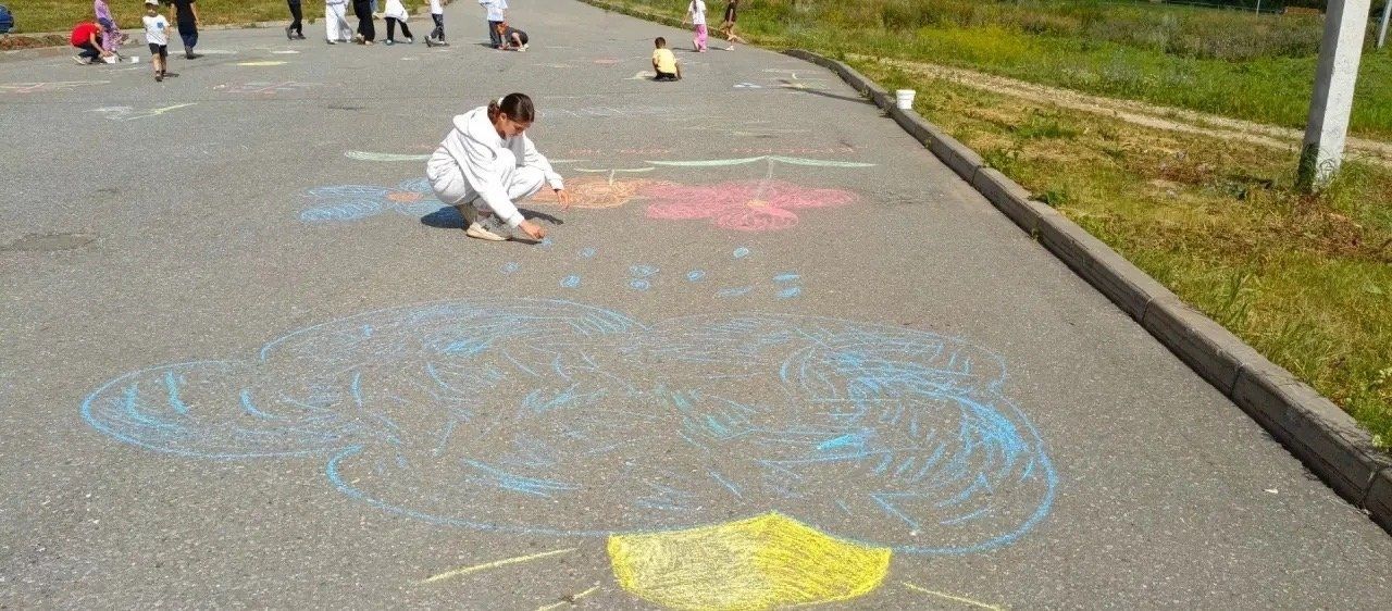 Бакырчыда асфальт нәни рәссамнар өчен иҗат мәйданчыгына әверелде