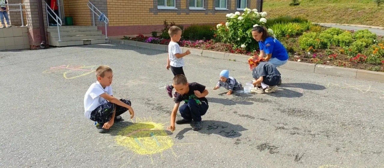 Бакырчыда асфальт нәни рәссамнар өчен иҗат мәйданчыгына әверелде