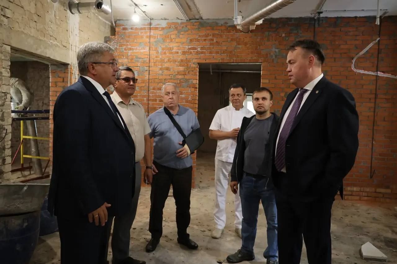 Татарстан Сәламәтлек саклау министры Әлмир Абашев Васильевода ремонт барышы белән танышты