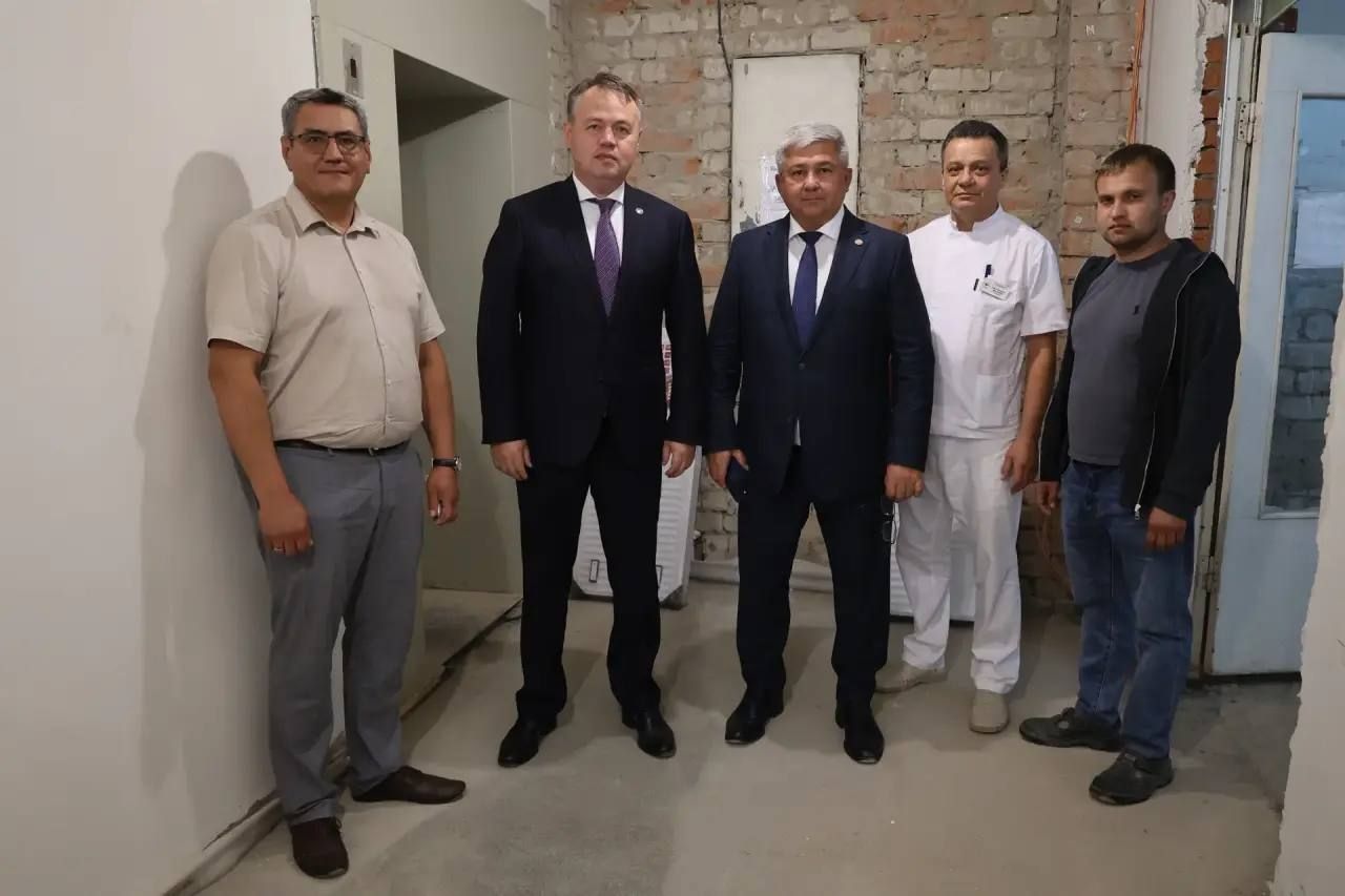 Татарстан Сәламәтлек саклау министры Әлмир Абашев Васильевода ремонт барышы белән танышты