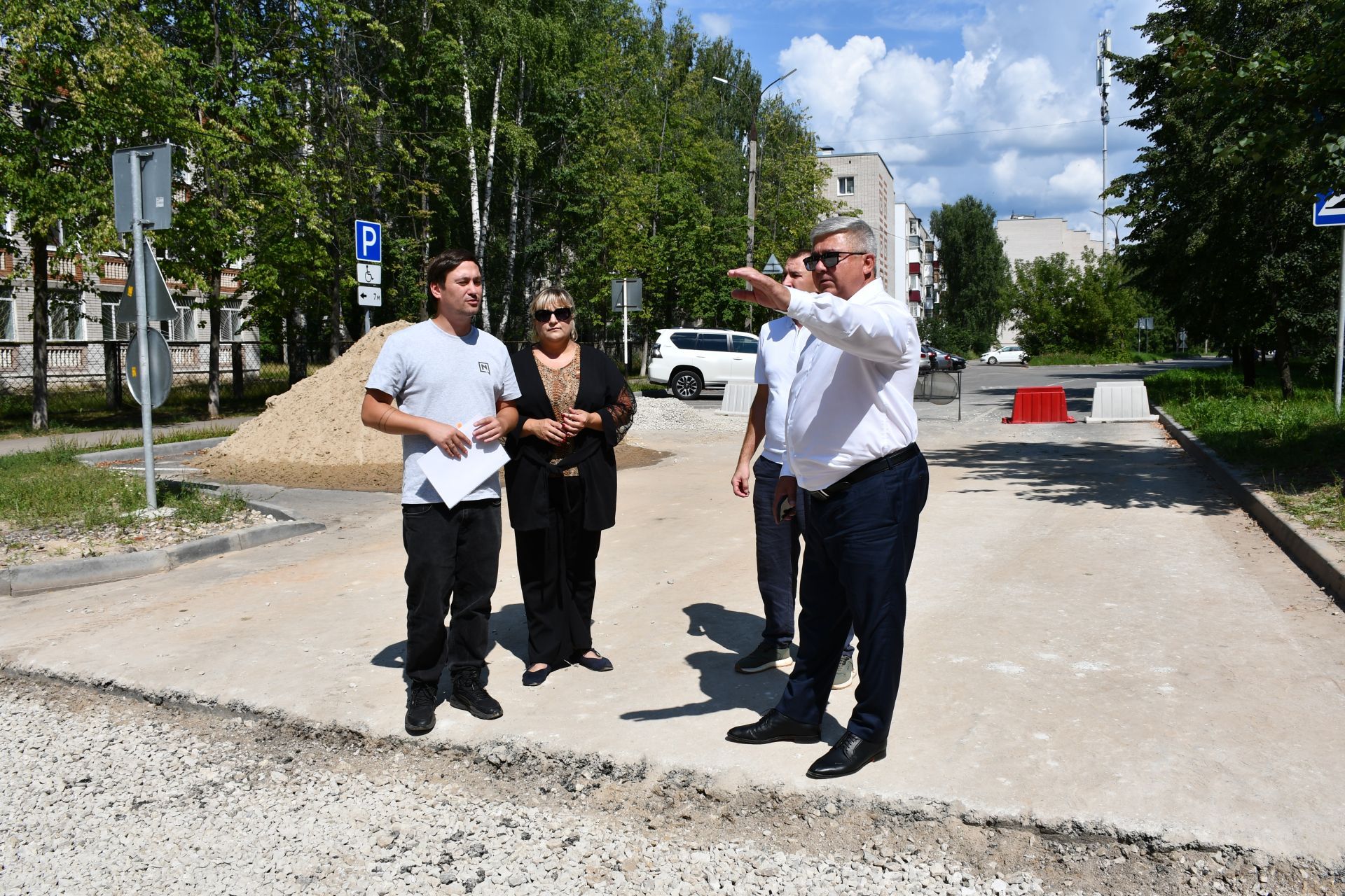 Михаил Афанасьев Яшел Үзәндә юллар төзекләндерү эшләре барышы белән танышты