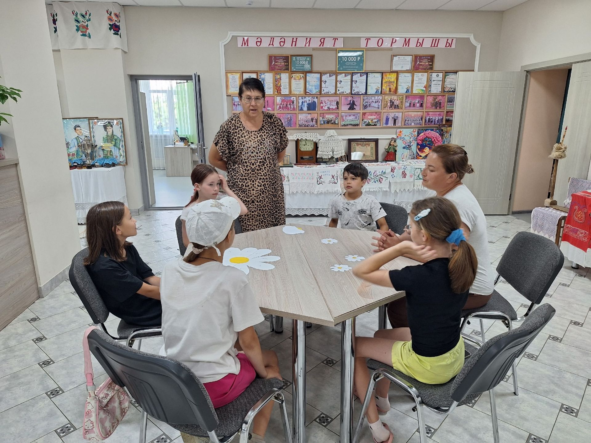 Мулла Иле мәдәният йортында «Бүләккә ромашкалар» дип исемләнгән очрашу узды