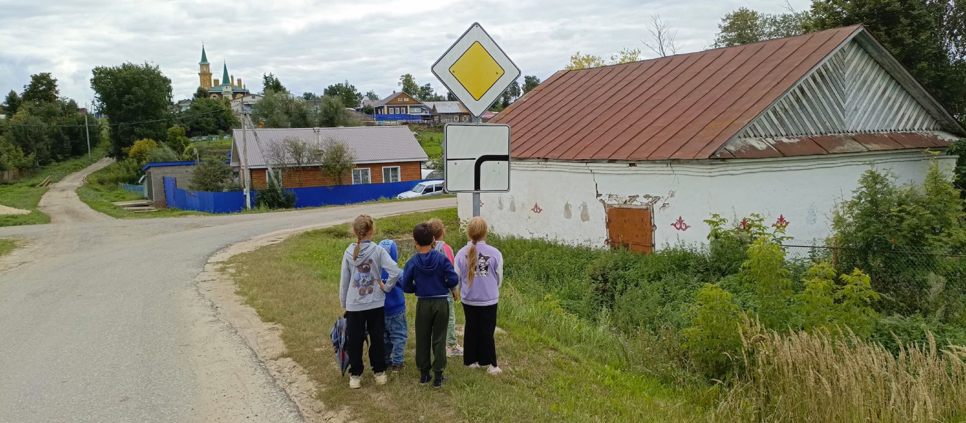 Бакырчы мәдәният йорты хезмәткәрләре балаларга юл йөрү кагыйдәләрен тагын бер кат искә төшерде