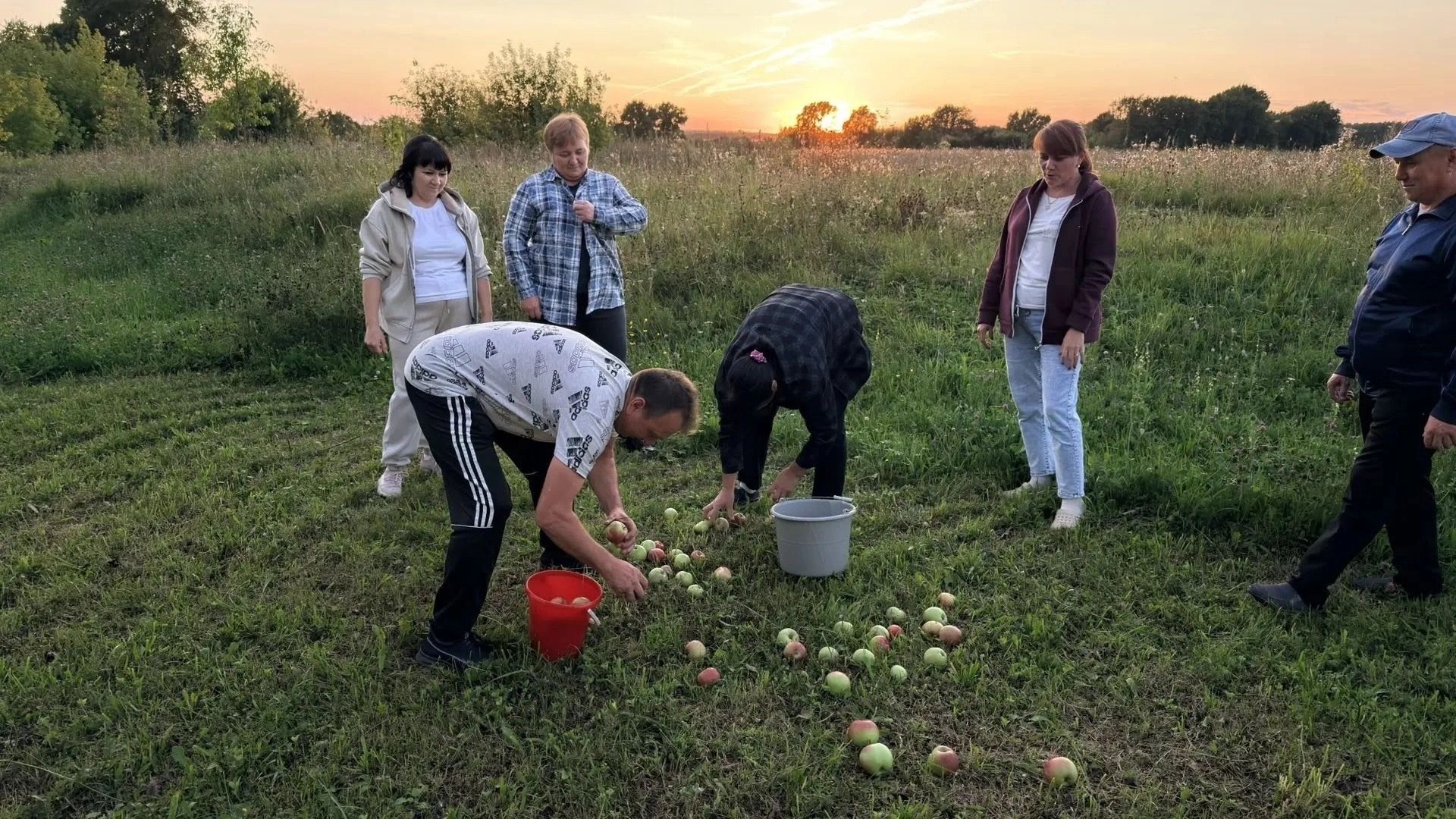 Күгеш авылында «Алма Спасы — җәй бездән китә!» дип исемләнгән күңелле фольклор кичәсе узды