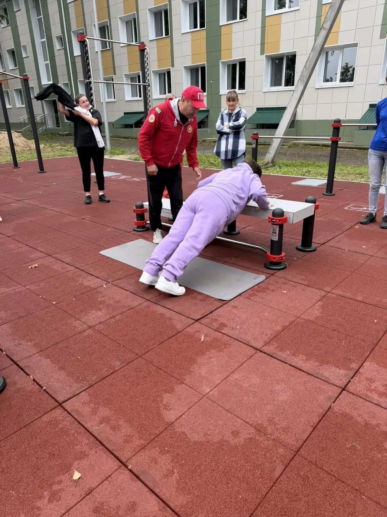 «Үзебезнекеләрне ташламыйбыз» (Своих не бросаем) хәрәкәте активистлары яңа ГТО мәйданчыгында көчләрен сынадылар
