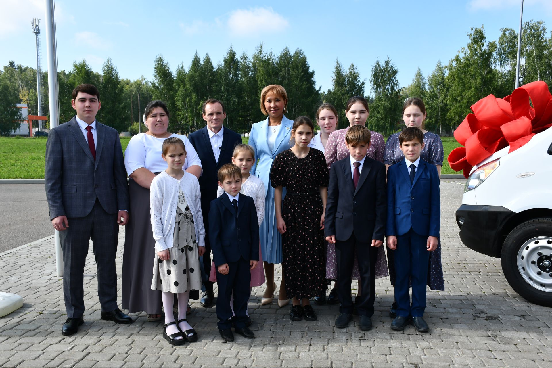 Күпбалалы Трубкиннар гаиләсенә микроавтобус бүләк ителде