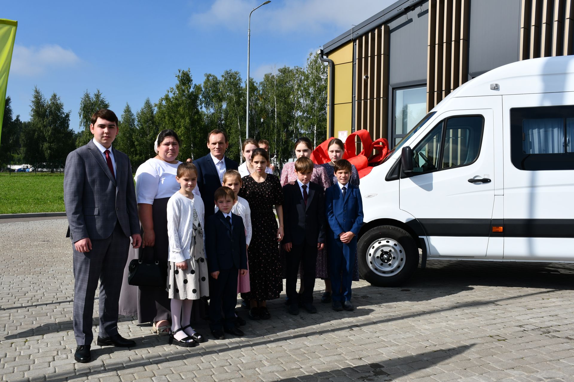 Күпбалалы Трубкиннар гаиләсенә микроавтобус бүләк ителде
