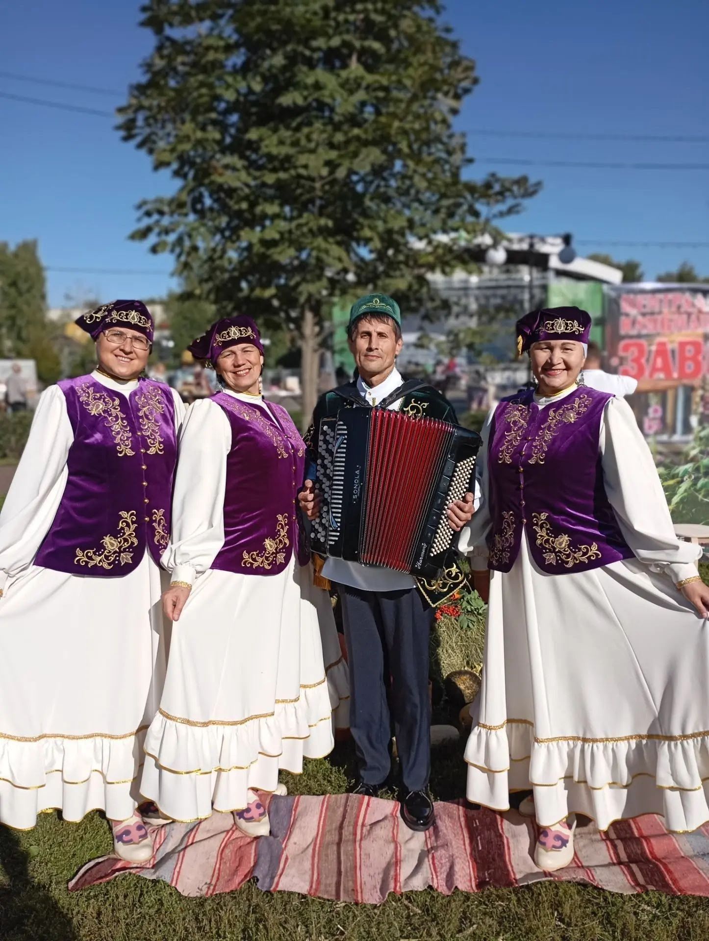 Яшел Үзәндә Республика көне: капкалы уеннар, көзге нигъмәтләр һәм чигү серләре