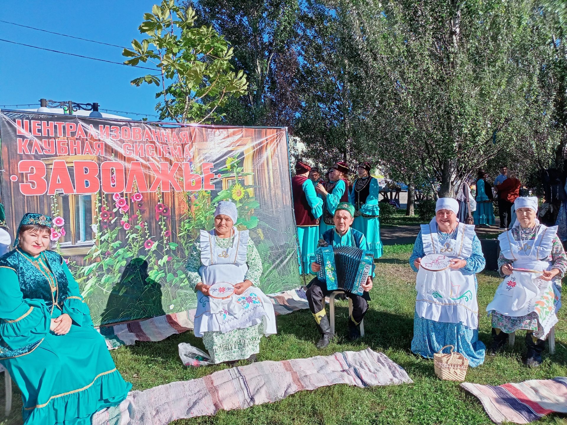 Яшел Үзәндә Республика көне: капкалы уеннар, көзге нигъмәтләр һәм чигү серләре