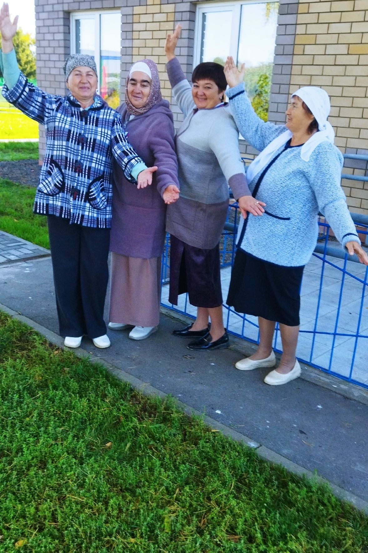 Күгәй авылында халык бергәләшеп бии, аралаша һәм күңел ача