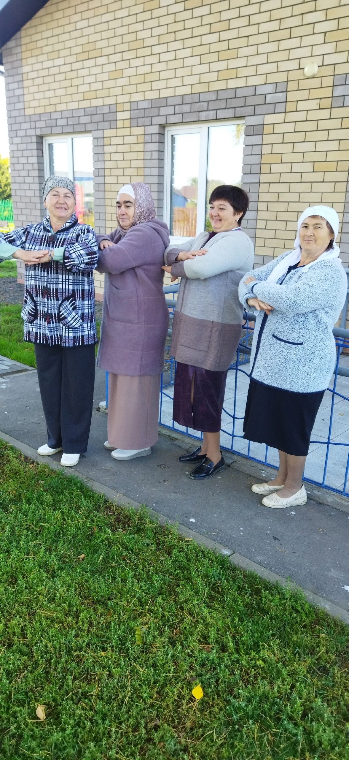 Күгәй авылында халык бергәләшеп бии, аралаша һәм күңел ача