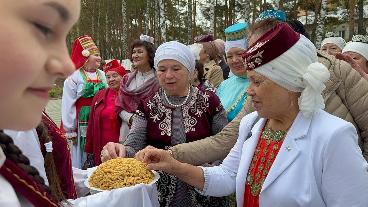 Бөтендөнья татар конгрессы, "Ак калфак" төбәк иҗтимагый оешмасы Яшел Үзән хакимияте һәм мәгариф идарәсе белән берлектә оештырылган форум