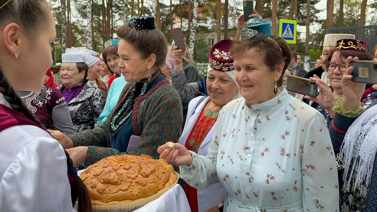 Бөтендөнья татар конгрессы, "Ак калфак" төбәк иҗтимагый оешмасы Яшел Үзән хакимияте һәм мәгариф идарәсе белән берлектә оештырылган форум