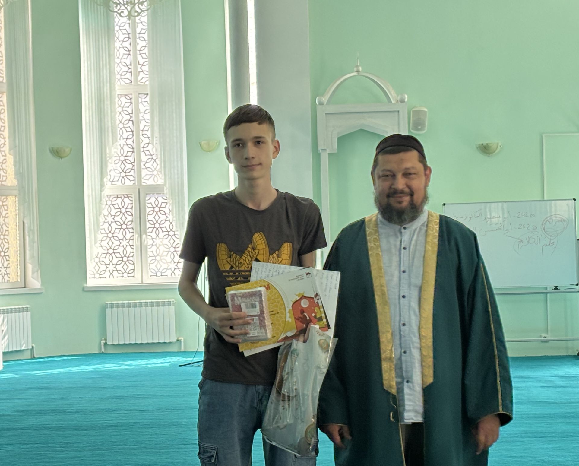 Яшел Үзәннең "Җәмигъ" мәчетендә Ислам белеме бәйгесе җиңүчеләрен бүләкләү