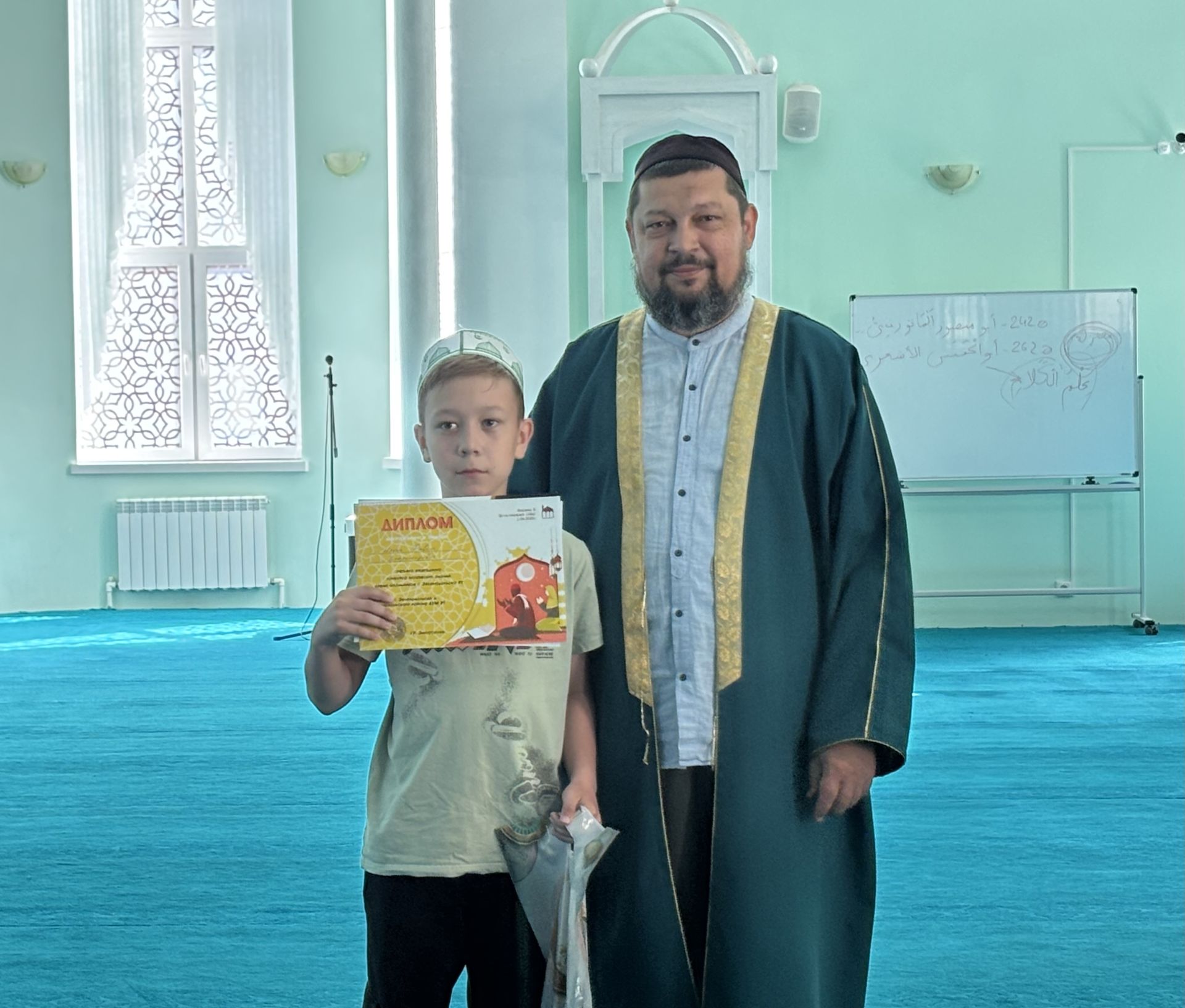 Яшел Үзәннең "Җәмигъ" мәчетендә Ислам белеме бәйгесе җиңүчеләрен бүләкләү